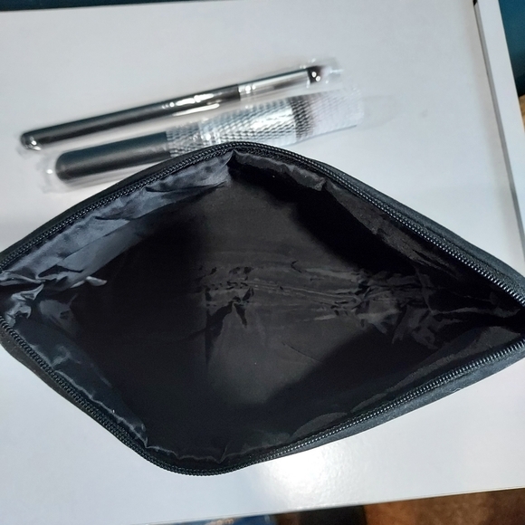 Makeup bag with 2 brushes. NWOT - Picture 2 of 2
